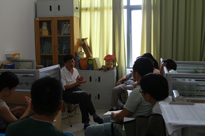 电子信息工程系刘大茂主任向老师们了解备赛过程中遇到的困难2_副本.jpg