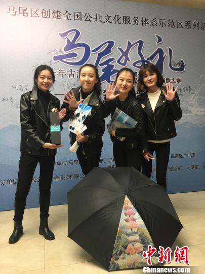 阳光学院许萍萍团队“一角”晴雨伞展现马尾船政遗址。(林春茵摄)