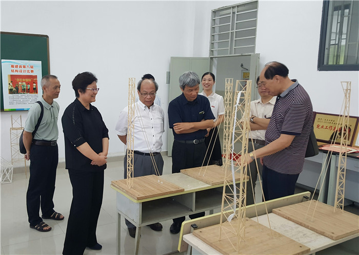 2参观土木工程学院学生学科竞赛获奖作品_副本.jpg