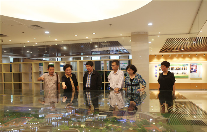 20160530国家教育行政学院副院长李五一博士一行观看学院沙盘.jpg
