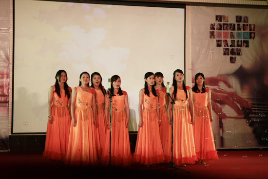 女生小组唱《飞来的花瓣》.jpg
