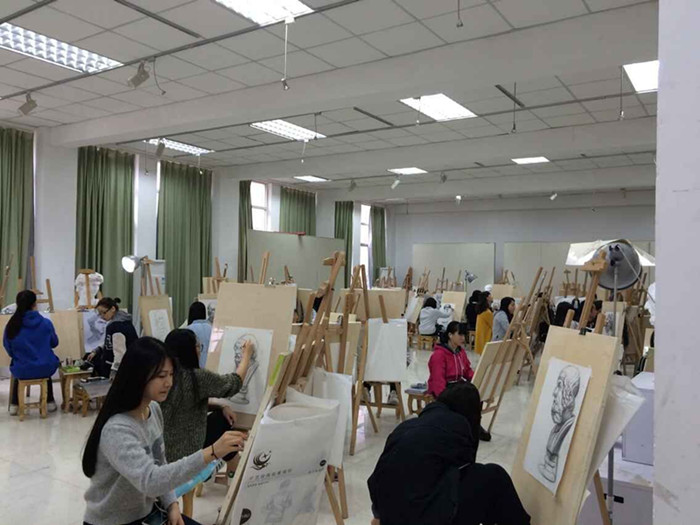 艺术系美术专业学生正在练习绘画_副本.jpg