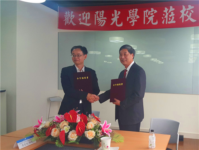 20160328汤德平副院长与台湾高雄第一科技大学许孟祥副校长交换合作协议书.jpg