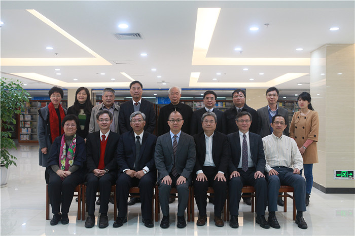 7林腾蛟懂事长与台湾专家合影_副本.jpg