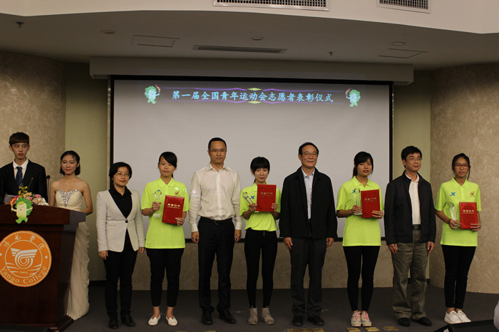 领导为志愿者颁奖_副本.jpg